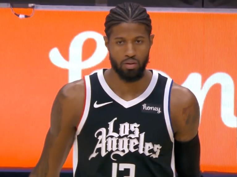 快船劲爆一幕乔治上演单臂隔扣全场沸腾了老板挥拳怒吼庆祝