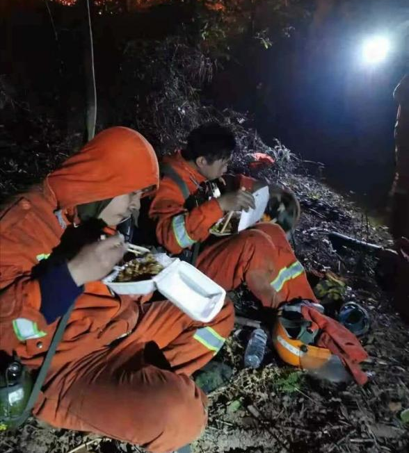 百色一乡镇山上突发火灾镜头拍下现场感人一幕