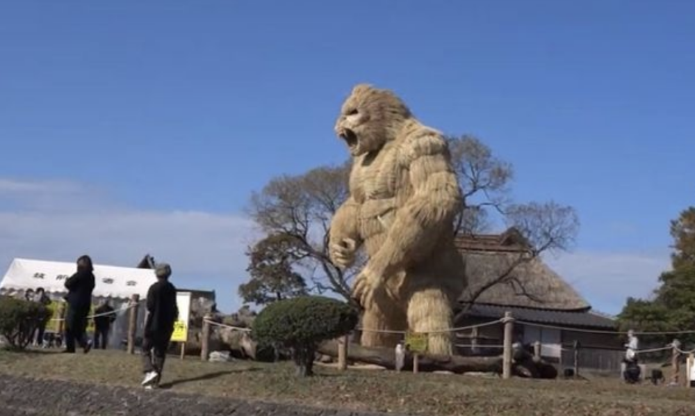 日本村民建造7米高兇惡大猩猩期望它能幫助嚇跑新冠疫情