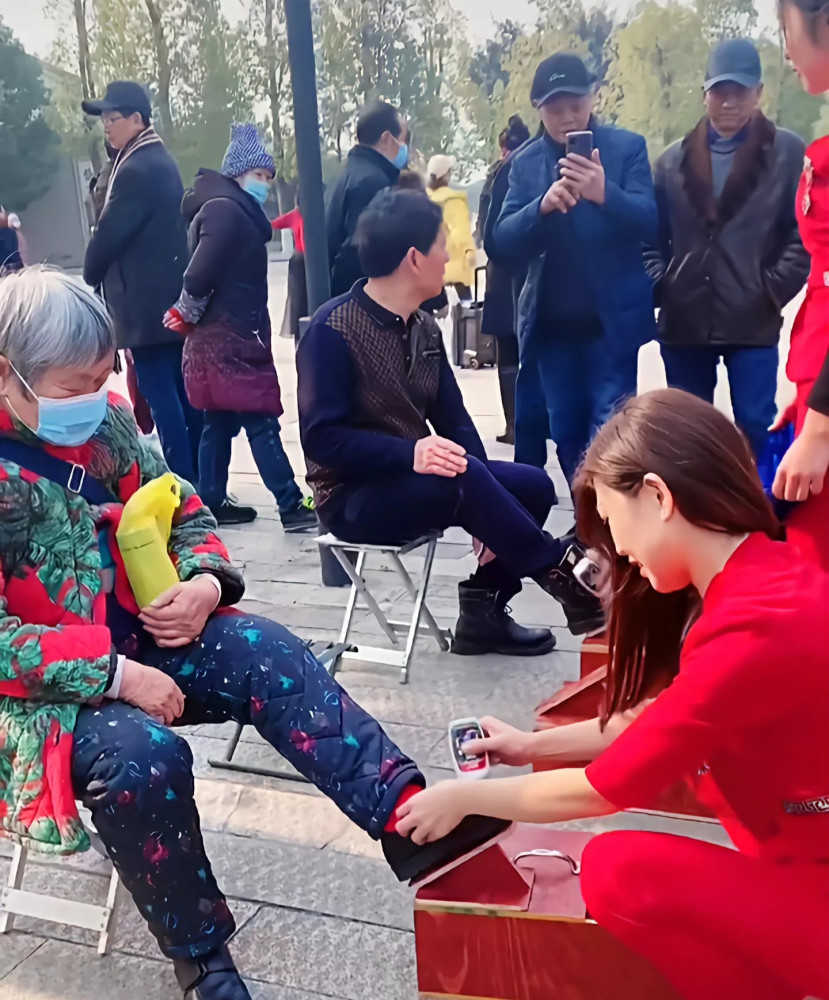 重庆3名年轻女子给人擦皮鞋5元擦一次深受大妈大爷喜爱