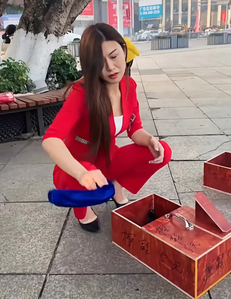 重庆3名年轻女子给人擦皮鞋,5元擦一次,深受大妈大爷喜爱_腾讯新闻