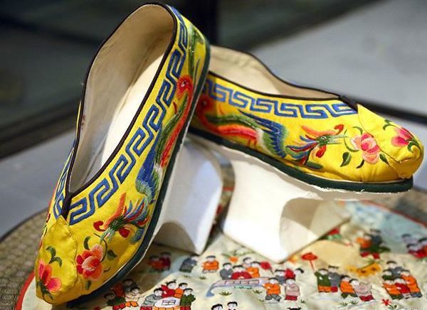 清朝嫔妃爱穿的"花盆底鞋",除了方便皇帝,还有一个特别的用处