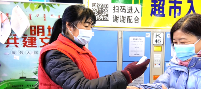 粘贴在显眼位置,门店工作人员告诉记者,顾客入店皆须佩戴口罩,测体温