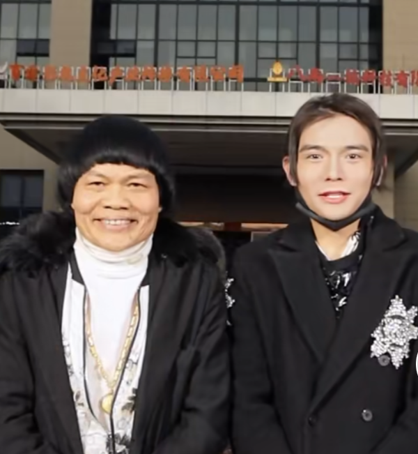 颜值差太多丑星八两金26岁儿子曝光混血长相高级上镜超绝