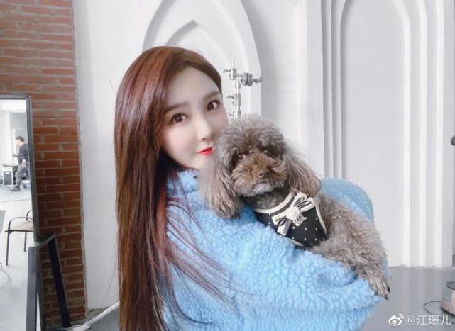 在参加《创造101》之前,江璟儿就曾作为乐华娱乐推出的女团ume band