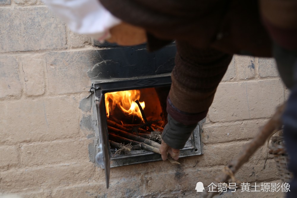 9旬老奶奶獨居靠崖院住窯洞睡土炕一把柴火暖一天生活啥樣子