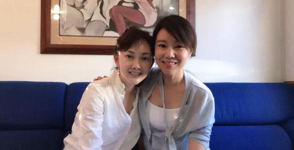 牛莉和老公相爱相伴25年老公对牛莉疼爱有加原来老公是他