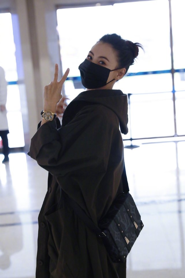 即使戴上了口罩,依旧可以看出张柏芝紧致的好皮肤状态,以及精致的长相