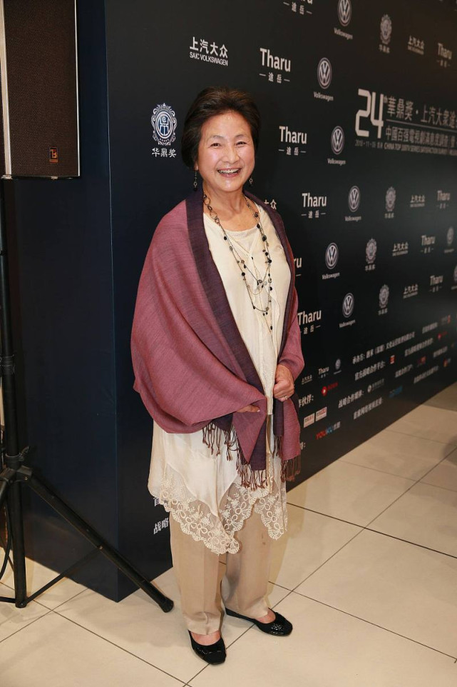 郑佩佩年纪越大越时髦把围巾披在肩上气场十足又显华贵