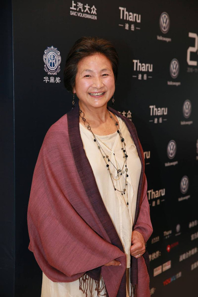 郑佩佩年纪越大越时髦把围巾披在肩上气场十足又显华贵