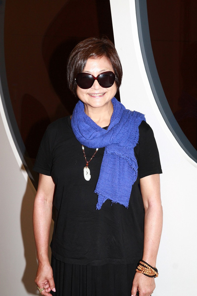 郑佩佩年纪越大越时髦把围巾披在肩上气场十足又显华贵