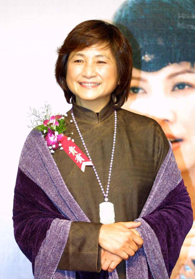 郑佩佩年纪越大越时髦把围巾披在肩上气场十足又显华贵