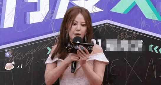 最近一位女主持人火了眼睛瞪得像铜铃的背后很有可能是甲亢眼突