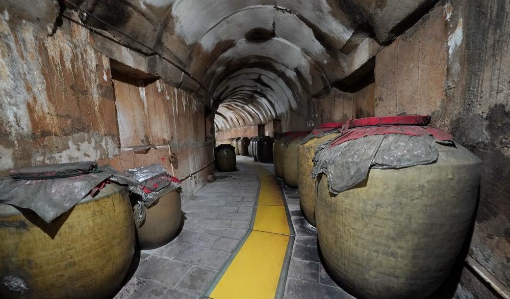 云南乡村餐馆吃饭发现大酒窖,存放百吨美酒,茅台五粮液都长毛了_腾讯