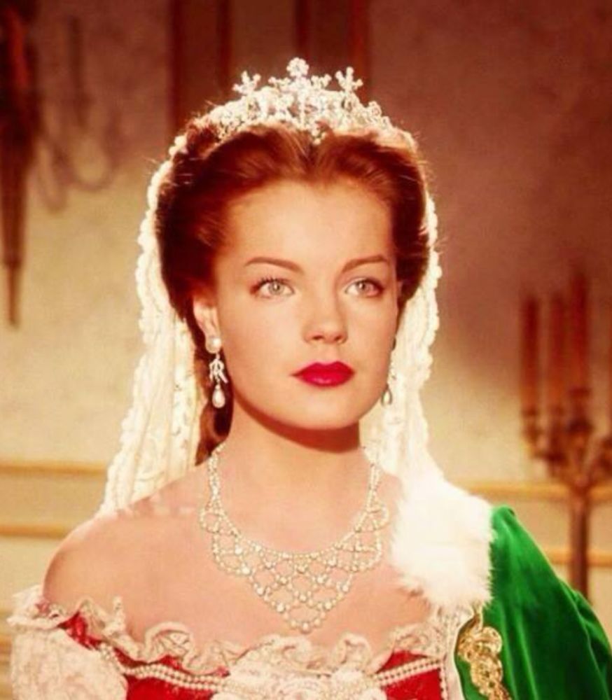 弗兰茨为了探望自己未婚妻,也就是茜茜公主的姐姐海伦,来到了巴伐利亚