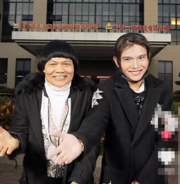 最丑港星八两金罕露面曾因破产遭妻子抛弃26岁儿子异常帅气