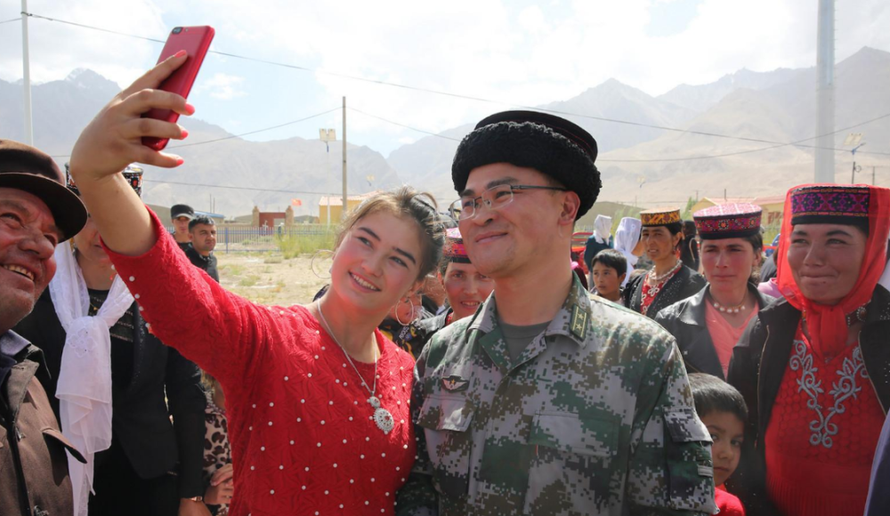 这些长得像白人的士兵为何要身穿解放军军服真相让国人敬礼