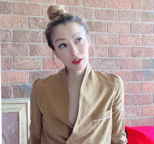 冻龄女神郑秀文,48岁好身材就像28岁,坚持运动让你摆脱中年油腻