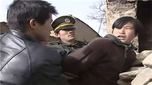 第一次杀人的董利被自己吓到了,惊慌失措的又逃到了西安