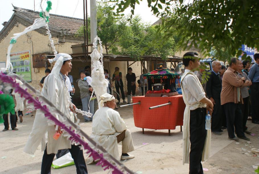 农村办白事出殡为何要杀只公鸡?3个原因,与传统观念和私心有关