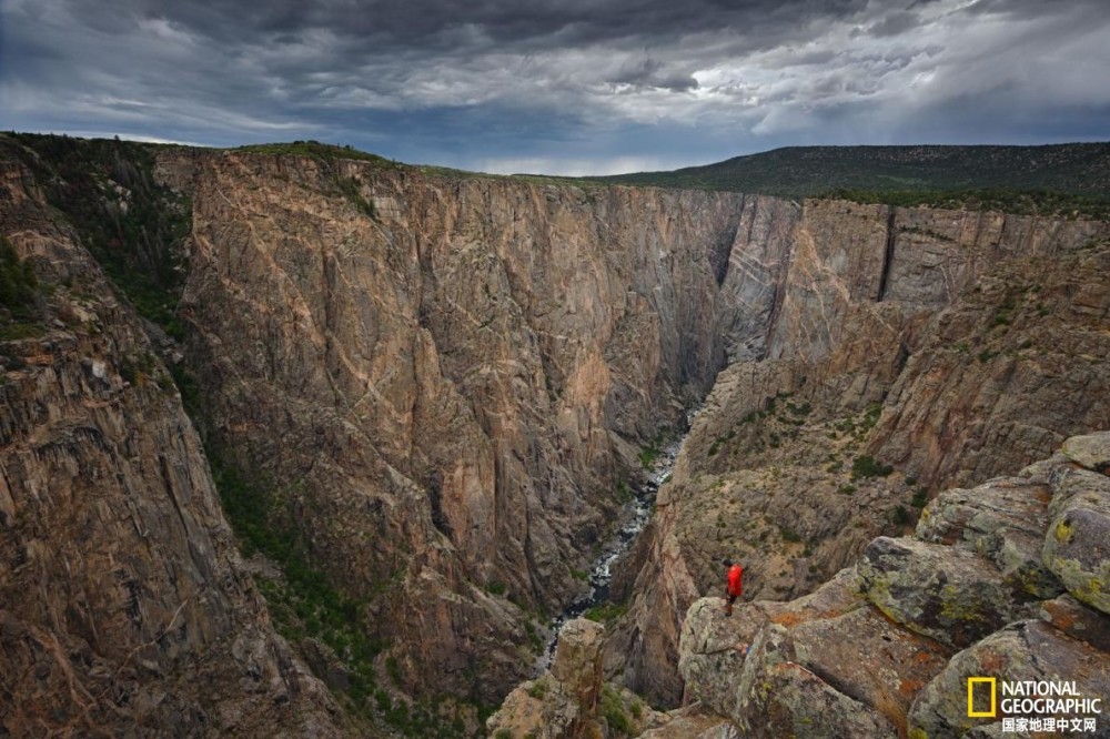 黑峡谷的黑色变质岩(夹杂着粉红色花岗岩条纹)已有近20亿年的历史.