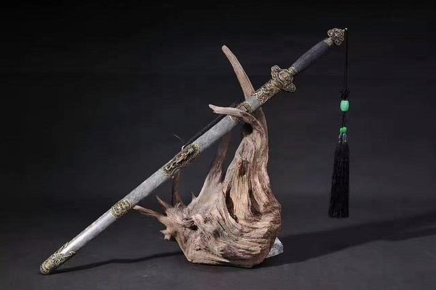 古代锻造的宝剑,当真能够削铁如泥?史学家:那削的并不是铁