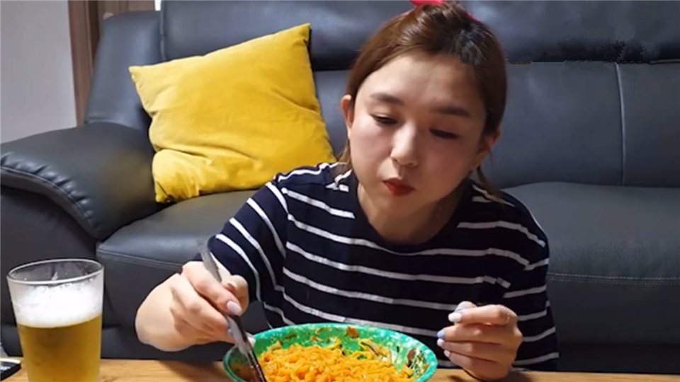 毕竟这位名为"吃货小姐姐hamzy"的b站吃播,不仅两天掉粉45w,并且效仿