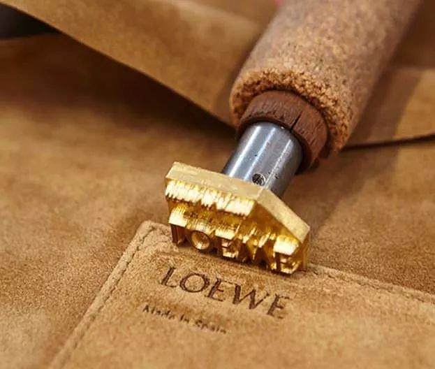 loewe missy以優雅的手拿包型,這個簡單時尚值得入手!