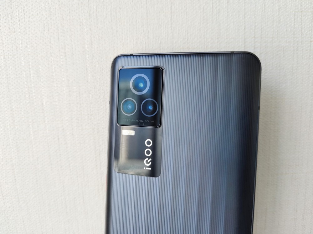 拍照方面,iqoo 7搭载了三摄镜头,三颗镜头分别为4800万像素主摄 1300