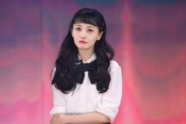 郑爽刚官宣代言普拉达,就被爆疑似代孕生子,与张恒仍有公司_腾讯新闻