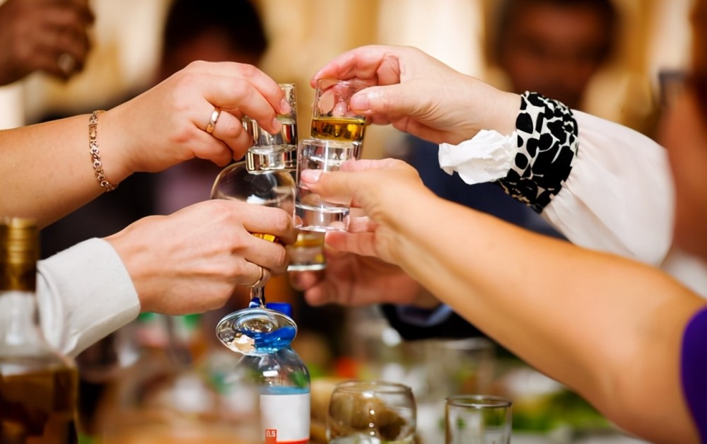 同事请客吃饭,吃完后却说aa制,看到我的举动后,同事愣了