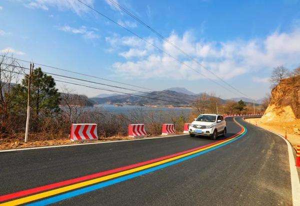 行走在罗山县灵山镇旅游公路上,只见整条公路重新铺上了沥青,带有彩色
