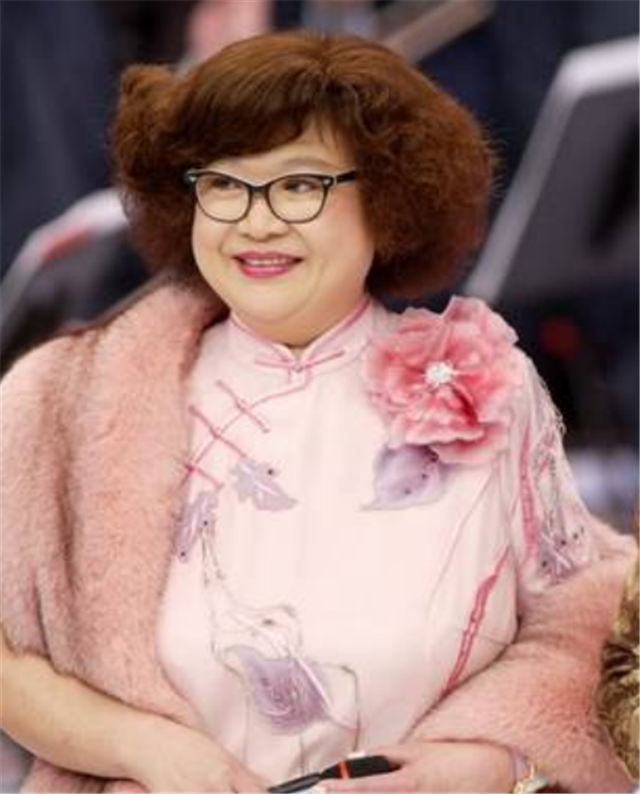 姣好的容貌,也没有傲人的身材,但她却在香港娱乐界拥有举足轻重的地位