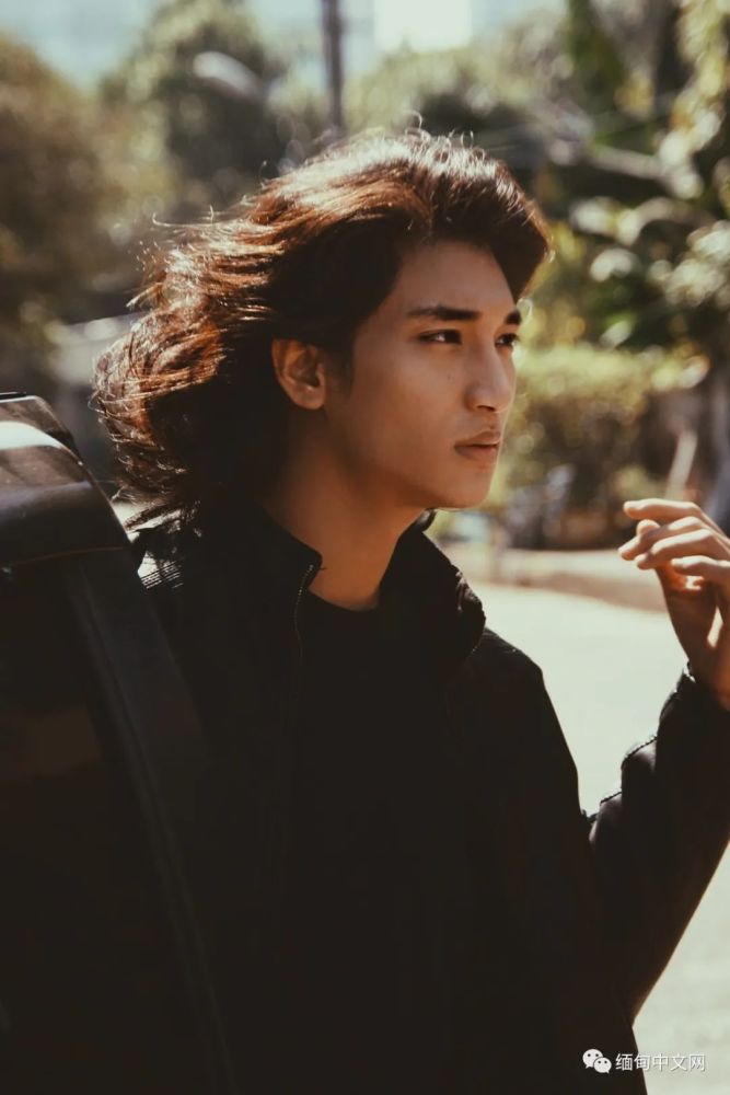 同时,paing takhon还是一名非常热爱小动物的人,经常和小猫小狗合照.