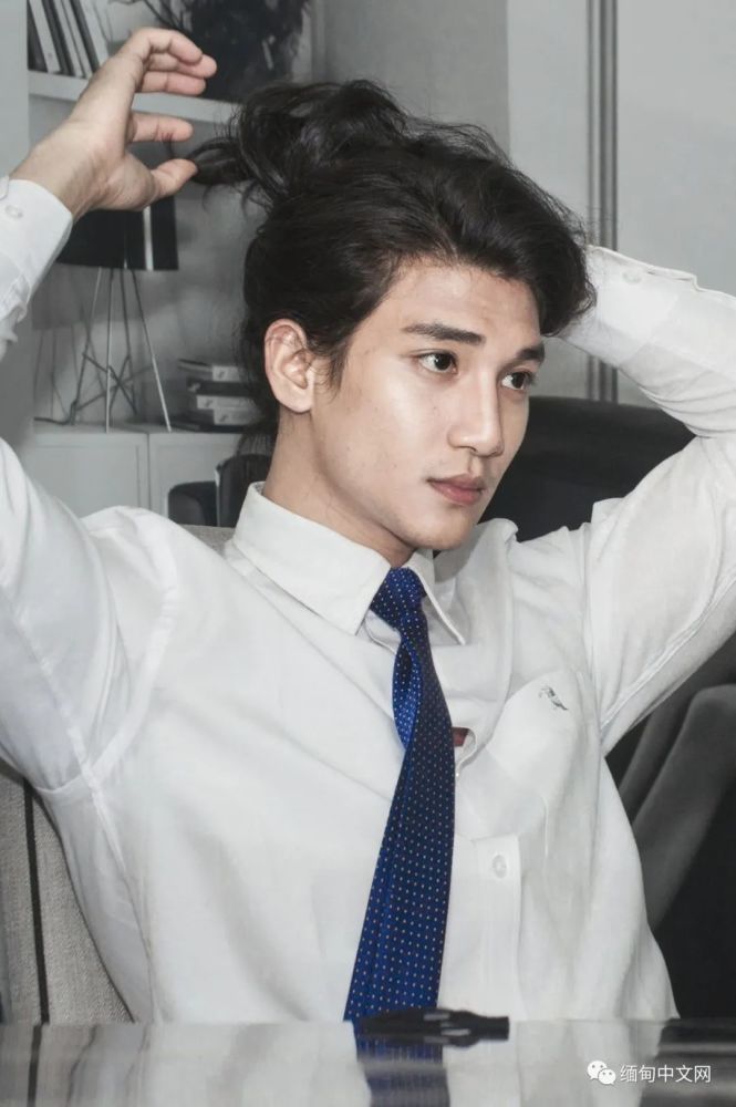 缅甸最帅男模出家了出家照被女粉看到后被称为地表最帅和尚