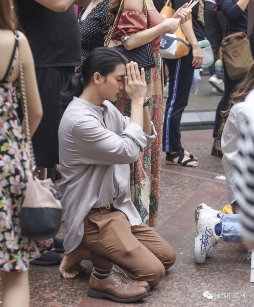 同时,paing takhon还是一名非常热爱小动物的人,经常和小猫小狗合照.