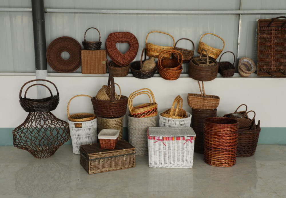 古城村杞柳编织厂生产的精美柳编工艺品(摄影:高海鹏)古城村是垣曲县