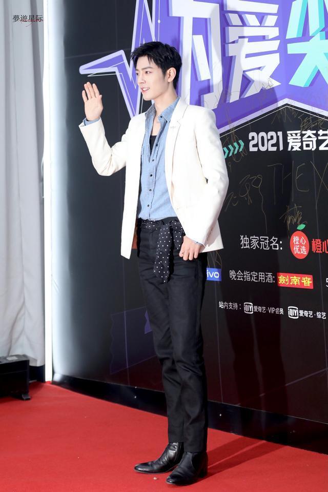 肖战出席《为爱尖叫》被冻得发抖 小飞侠留言让人乐!