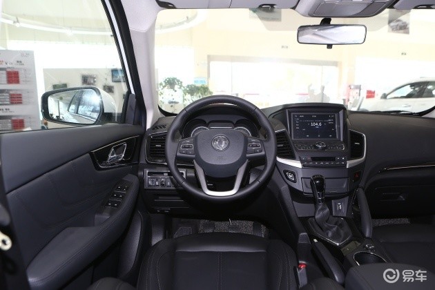 坐进车里,东风风神ax7 2019款 经典 230t 手动豪华型内饰看起来颇具