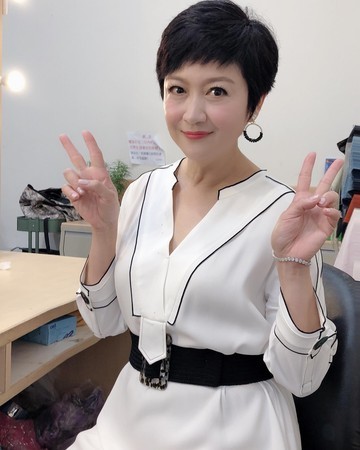 能坦然说出自己的辛酸往事已很不容易,希望崔佩仪能走出情感的不顺