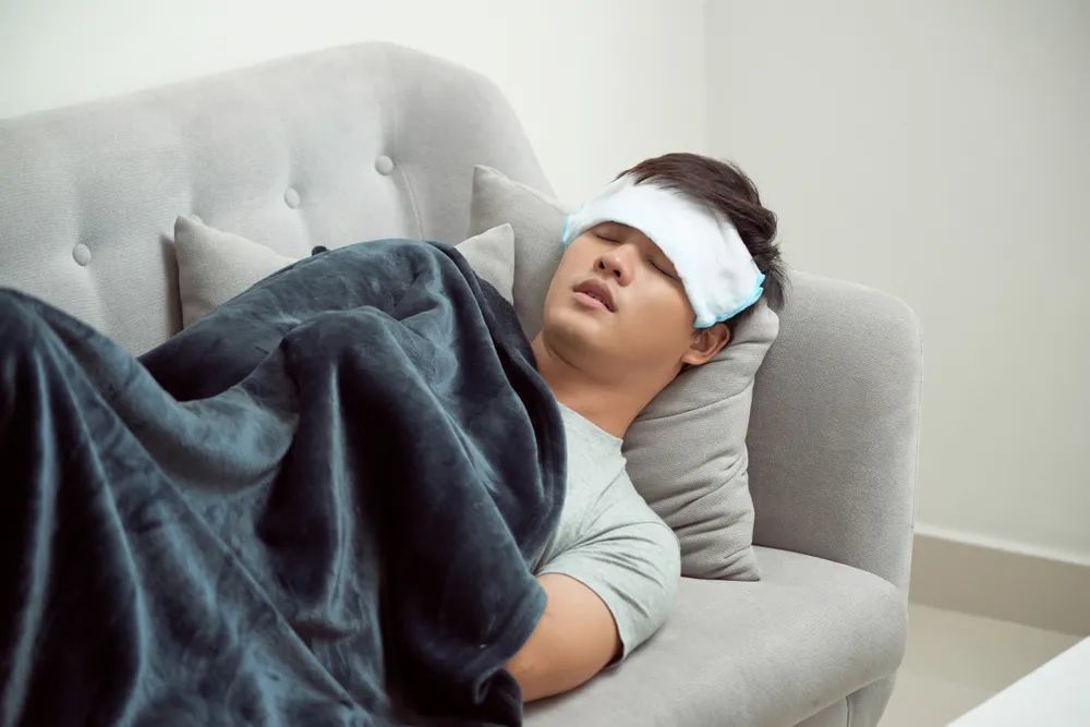 接种后24小时到48小时的时候,他开始手脚冰凉,全身发冷,打寒战,发烧到