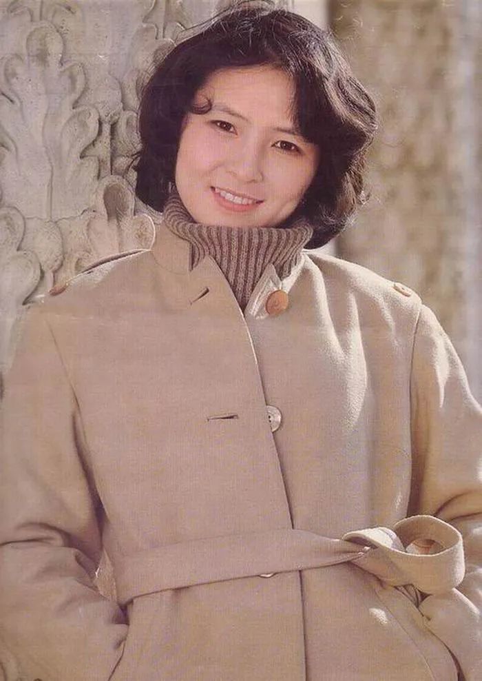 62岁李羚老年好洋气,穿驼色大衣搭旗袍端庄文雅,真是美到老呀