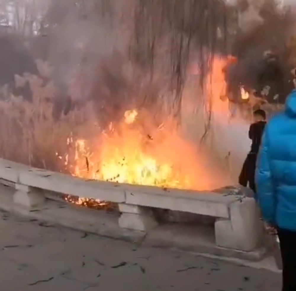 济南大明湖火情系人为纵火,68岁老人把点燃的纸巾和烟头扔进草丛_腾讯