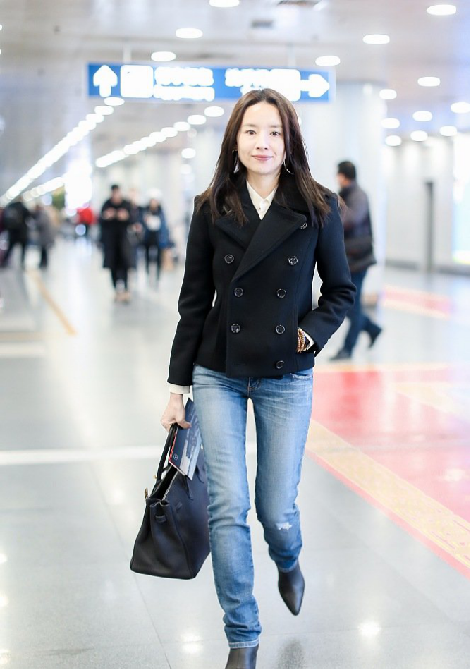董洁衣服品味真好穿黑色西服外套配牛仔裤走机场休闲时髦