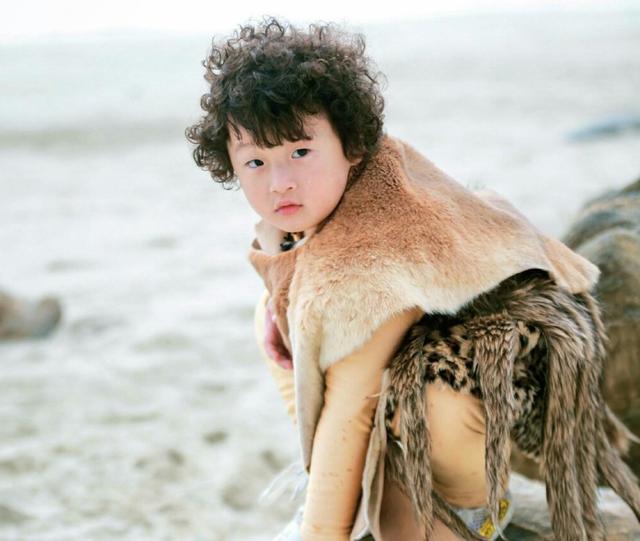 有种开脱式长大叫邹市明儿子,儿时呆萌可爱,长大后撞脸韩国欧巴