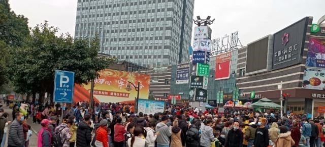 实拍广西南宁核酸检测现场扎堆聚集有市民未戴口罩