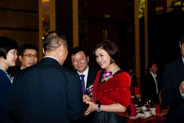 先嫁老板,后嫁司机,她凭"一块玻璃"赚得1080亿成女首富