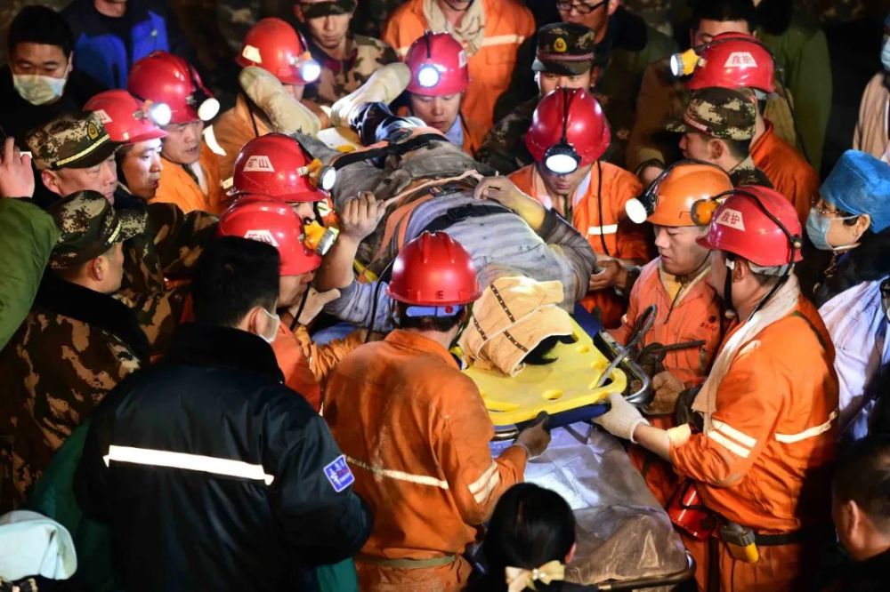 晚上8点8救援继续都市快报记者山东栖霞金矿爆炸事故现场直击