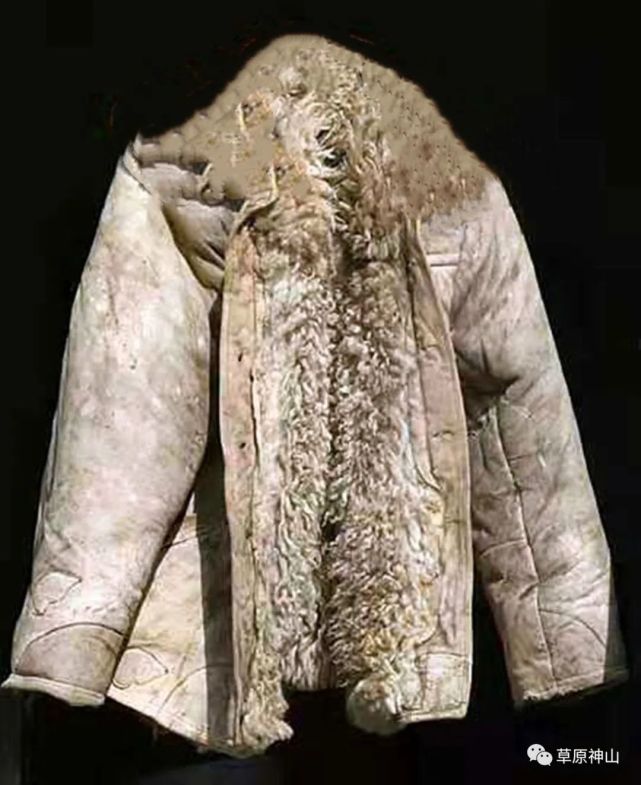 因此,在改革开放前,皮袄,蒙古式风雪帽,毡靴(东北地区称"