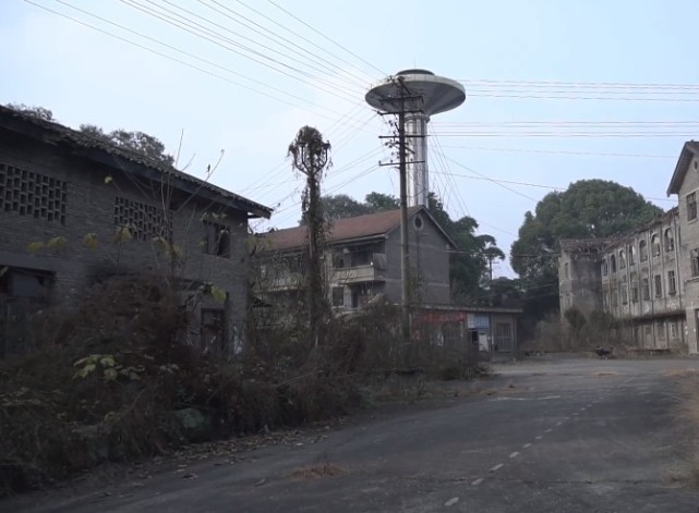 在四川省青神县黑龙镇史大林村附近有一个废弃的军工厂,这里四周群山